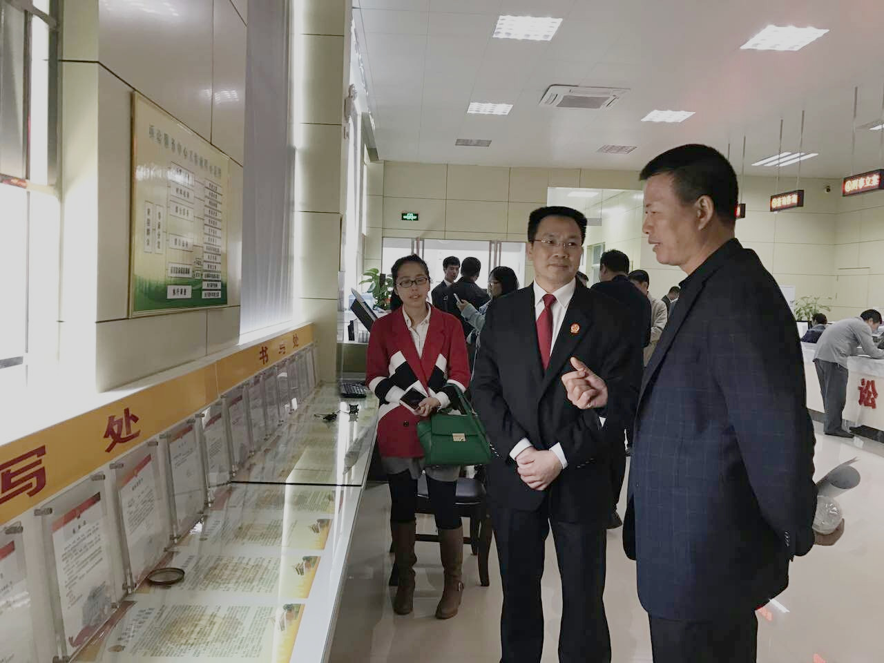 座谈会结束,我院何院长陪同钦南区人大代表、政协委员及律师代表去参观我院诉讼服务大厅。