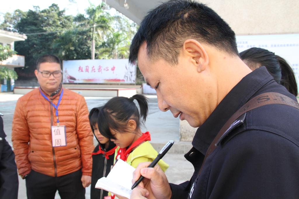 我院干警去姐弟俩所在的学校了解情况