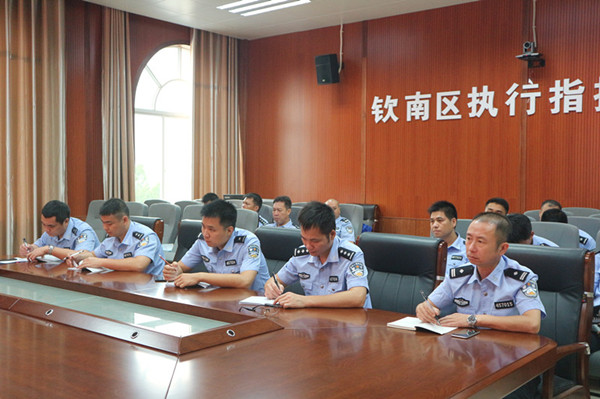 与会法警认真学习